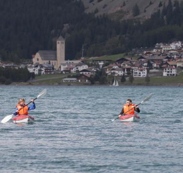 Fare kajak sul Lago di Resia