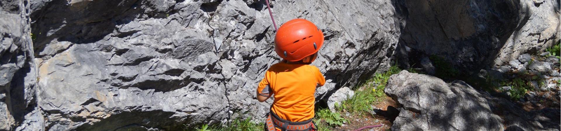 Un bambino piccolo che fa arrampicata