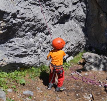 Un bambino piccolo che fa arrampicata