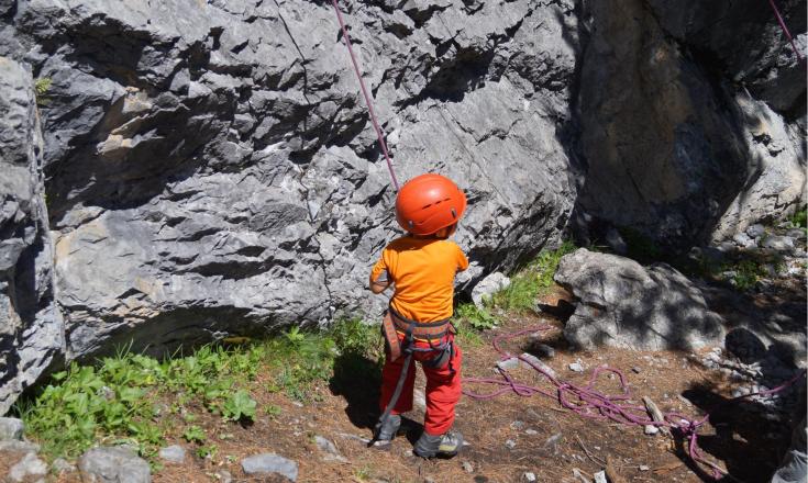 Un bambino piccolo che fa arrampicata