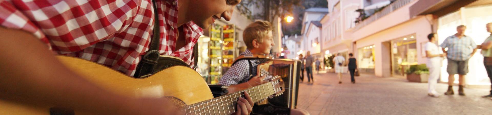 event-sommerabend-schlanders-gitarrenspieler-vinschau-fb