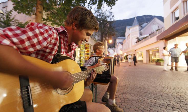 event-sommerabend-schlanders-gitarrenspieler-vinschau-fb