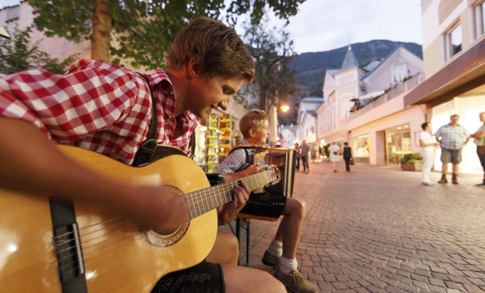 event-sommerabend-schlanders-gitarrenspieler-vinschau-fb