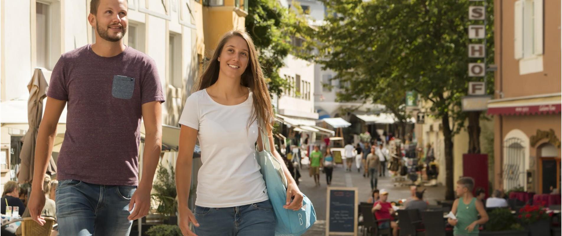 einkaufen-fussgaengerzone-hauptplatz-schlanders-vinschgau-fb