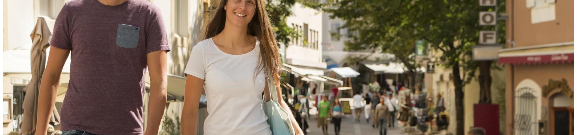 einkaufen-fussgaengerzone-hauptplatz-schlanders-vinschgau-fb