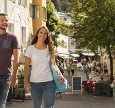 einkaufen-fussgaengerzone-hauptplatz-schlanders-vinschgau-fb