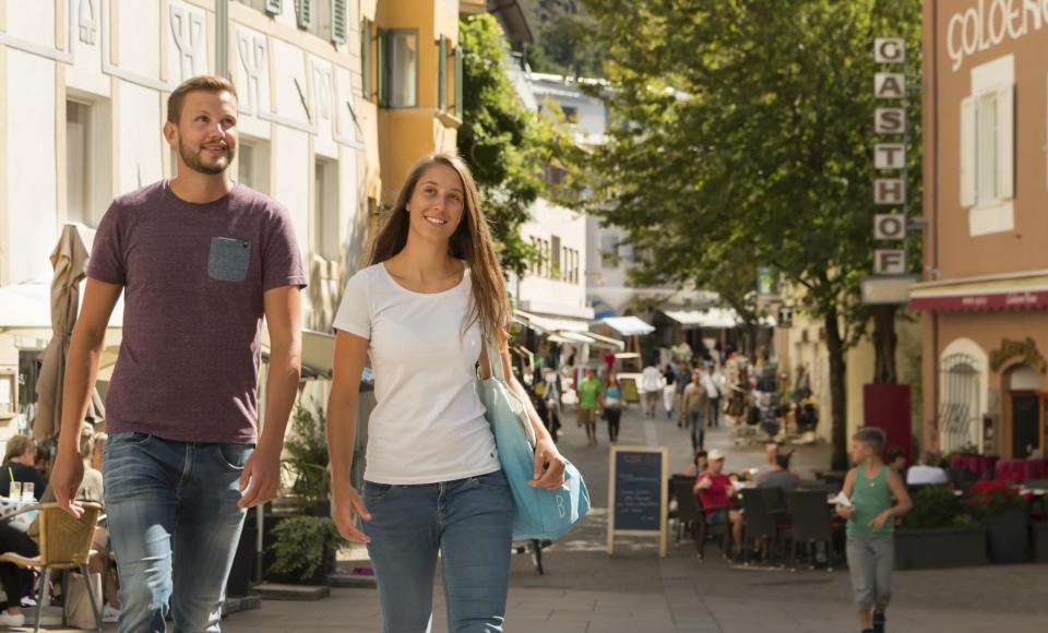 einkaufen-fussgaengerzone-hauptplatz-schlanders-vinschgau-fb