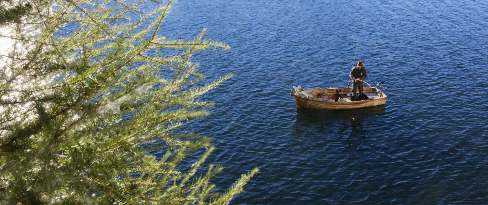 Un pescatore sul lago di San Valentino alla Muta