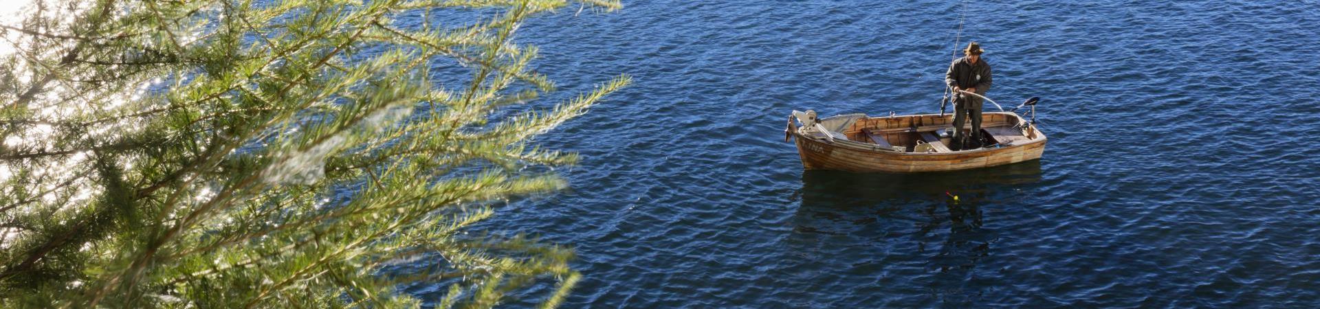 Un pescatore sul lago di San Valentino alla Muta