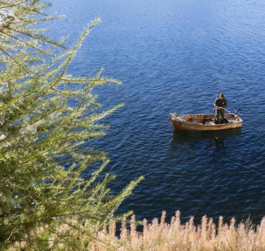 Un pescatore sul lago di San Valentino alla Muta