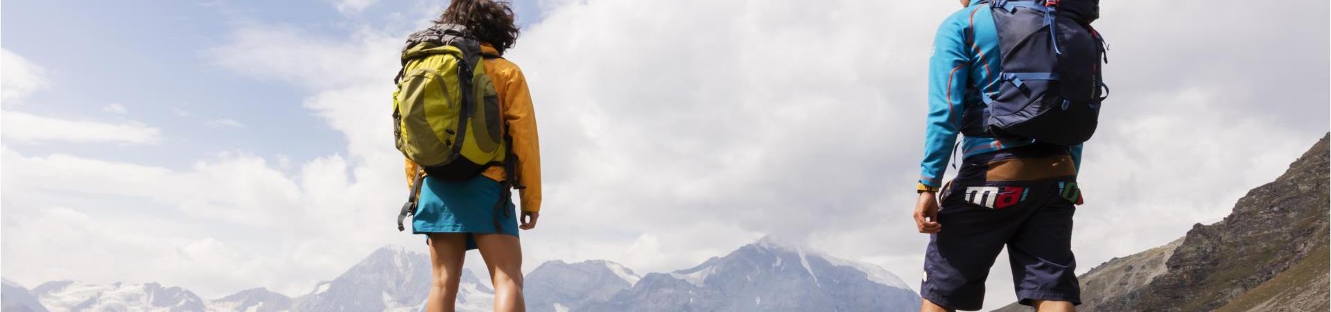 Due persone che vanno in montagna