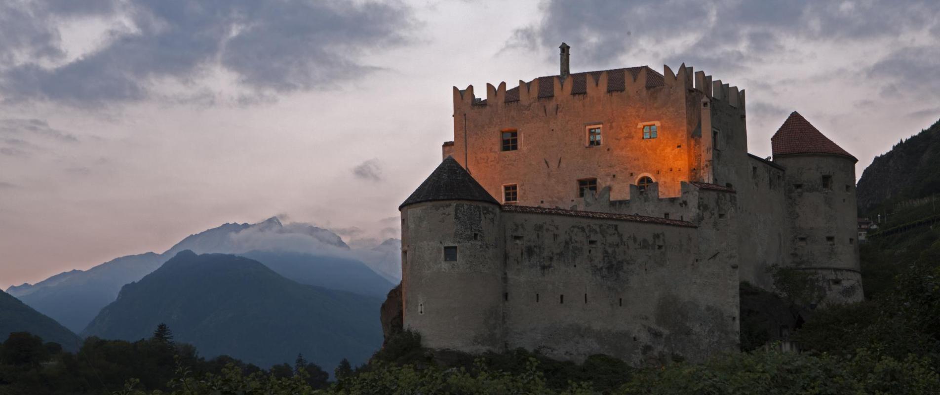 sehenswürdigkeiten-schloss-kastelbell-am-morgen-vinschgau-fb