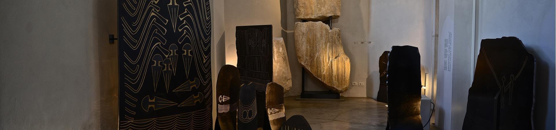 sehenswürdigkeiten-menhir-ausstellung-schlanders-laas-gb