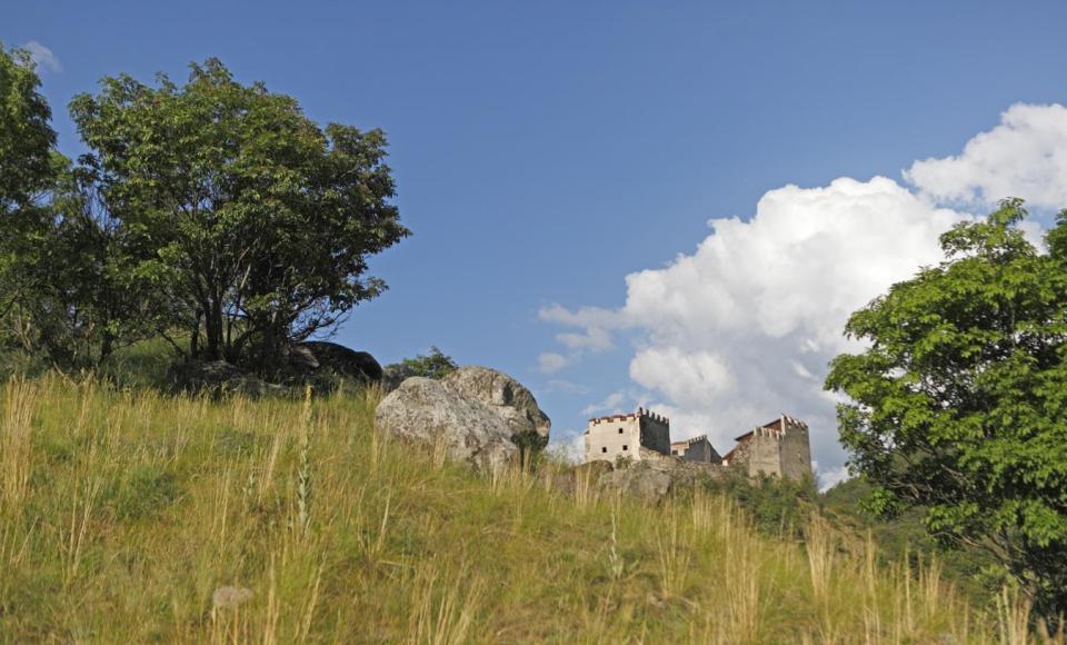 Landschaft-Burg-Latsch-Martell-fb