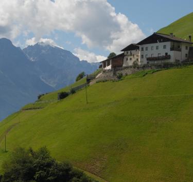 naturlandschaft-sonnenberg-bergbauernhof-schlanders-laas-gb