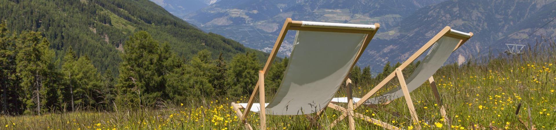 landschaft-liegestühle-bergwiese-vinschgau-fb