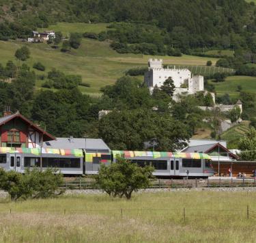 sehenswürdigkeiten-churburg-mit-vinschgerbahn-vinschgau-fb