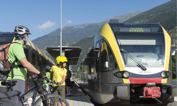 Presso una stazione ferrovia