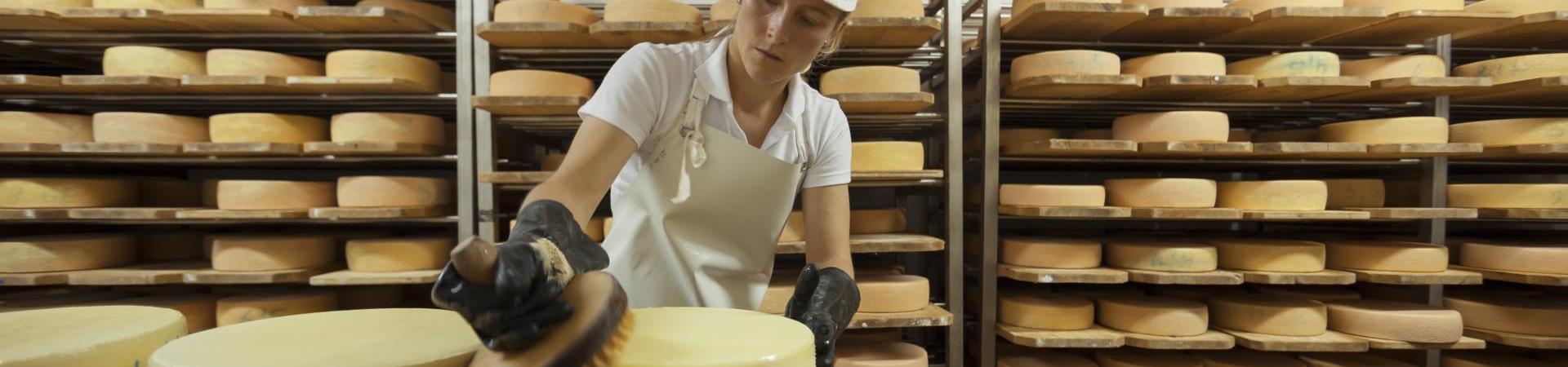 almwirtschaft-sennerin-käse-vinschgau-fb