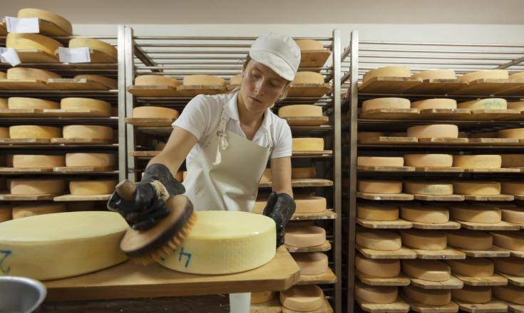 almwirtschaft-sennerin-käse-vinschgau-fb
