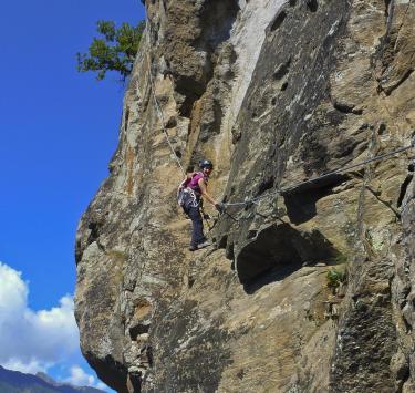 Una donna che si arrampica