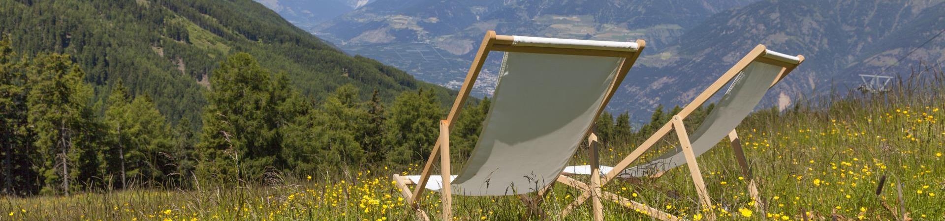 landschaft-blumenwiese-liegestühle-tarscheralm-vinschgau-fb