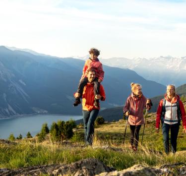 wandern-reschensee-familie-reschenpass-ak