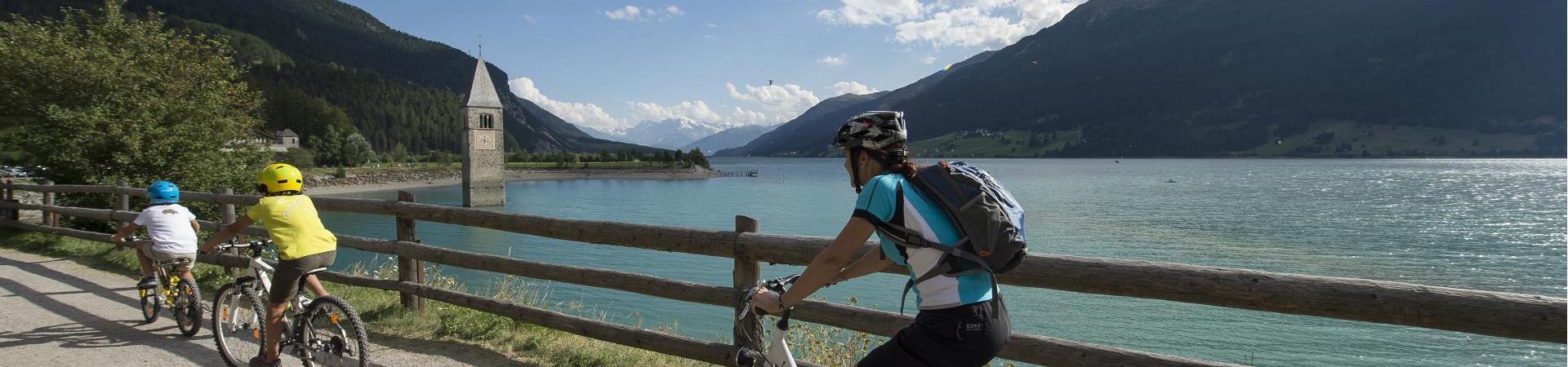 In bici al Lago di Resia