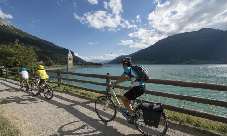 In bici al Lago di Resia