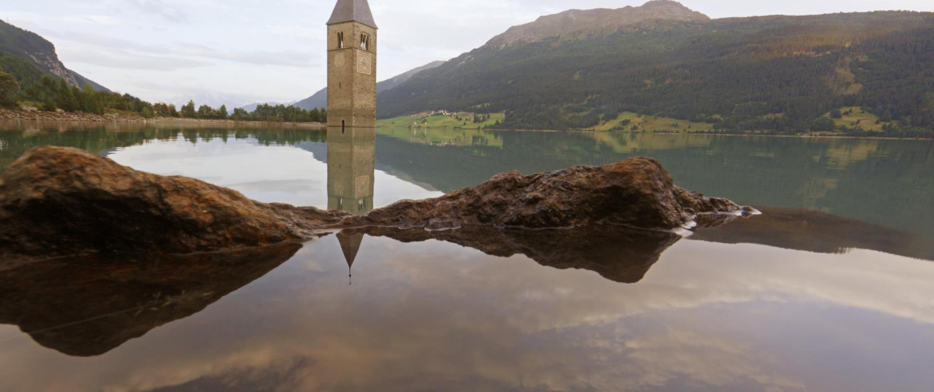 reschensee-turm-im-wasser-vinschgau-fb[2]