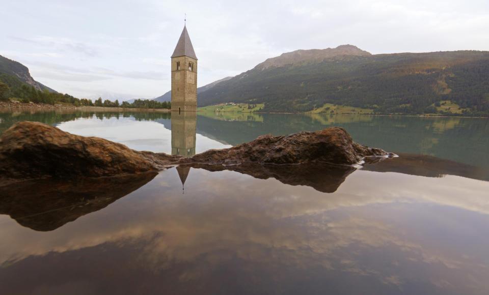 reschensee-turm-im-wasser-vinschgau-fb[2]