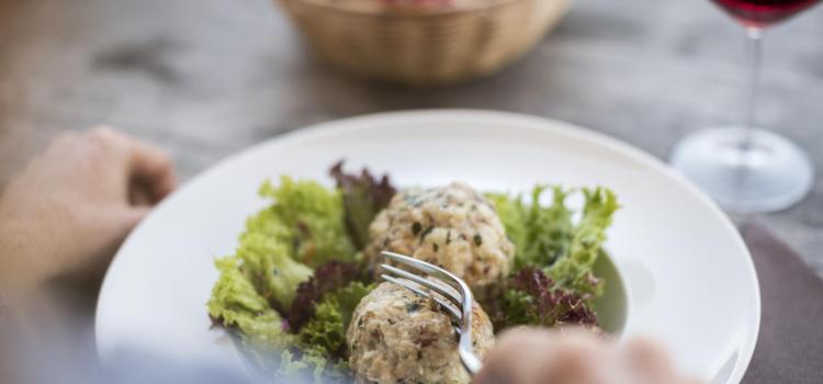 Essen-Knödel-Salat-alfi