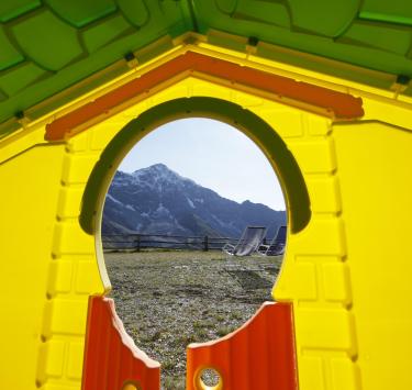 familie-kinderhaus-mit-blick-auf-ortler-vinschgau-fb