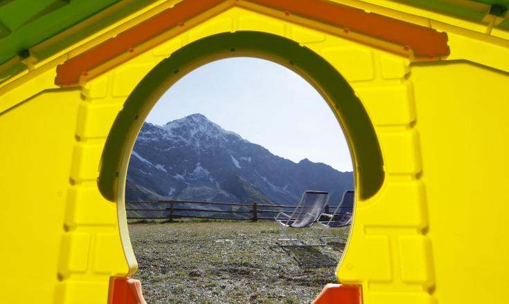 familie-kinderhaus-mit-blick-auf-ortler-vinschgau-fb