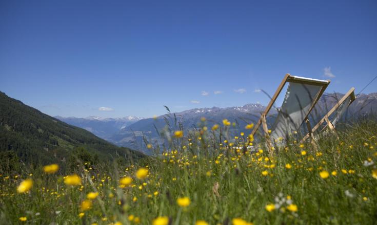 landschaft-liegestühle-wiese-vinschgau-fb