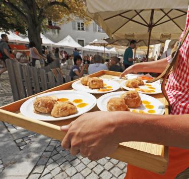 gerichte-marillenknödel-dorfplatz-laas-vinschgau-fb