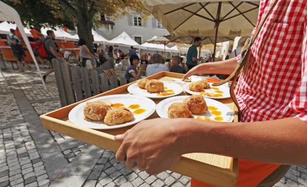 gerichte-marillenknödel-dorfplatz-laas-vinschgau-fb
