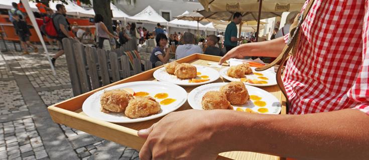 gerichte-marillenknödel-dorfplatz-laas-vinschgau-fb