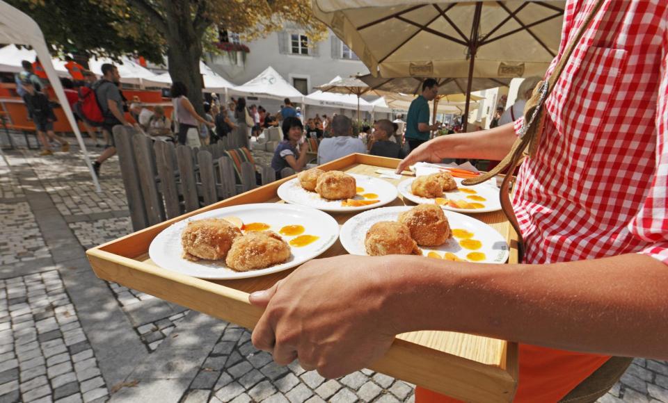 gerichte-marillenknödel-dorfplatz-laas-vinschgau-fb