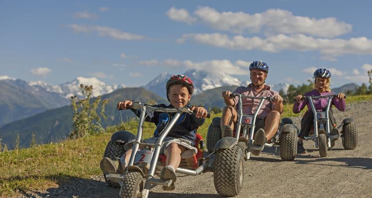 Una famiglia con mountain carts