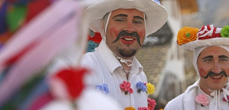Uomini in maschera