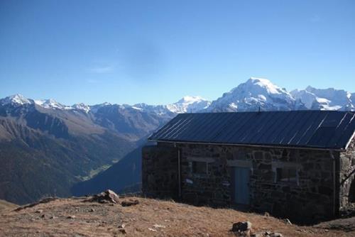 Die alte Grenzhütte am Gipfel mit dem Ortler (3.905m) im Hintergrund