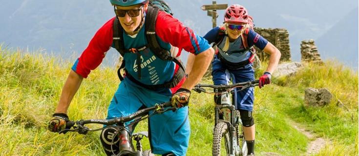 Una coppia che fa un giro in mountainbike