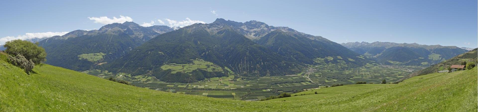 landschaft-blick-ins-tal-vinschgau-fb