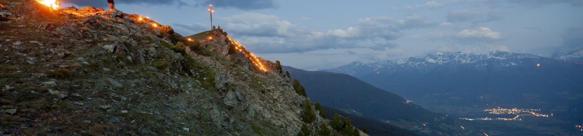 brauchtum-herz-jesu-feuer-vinschgau-fb