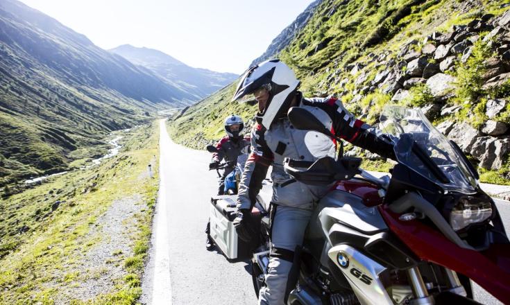 Due persone che fanno un giro in moto