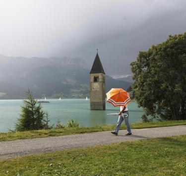 reschensee-turm-regenschirm-vinschgau-fb